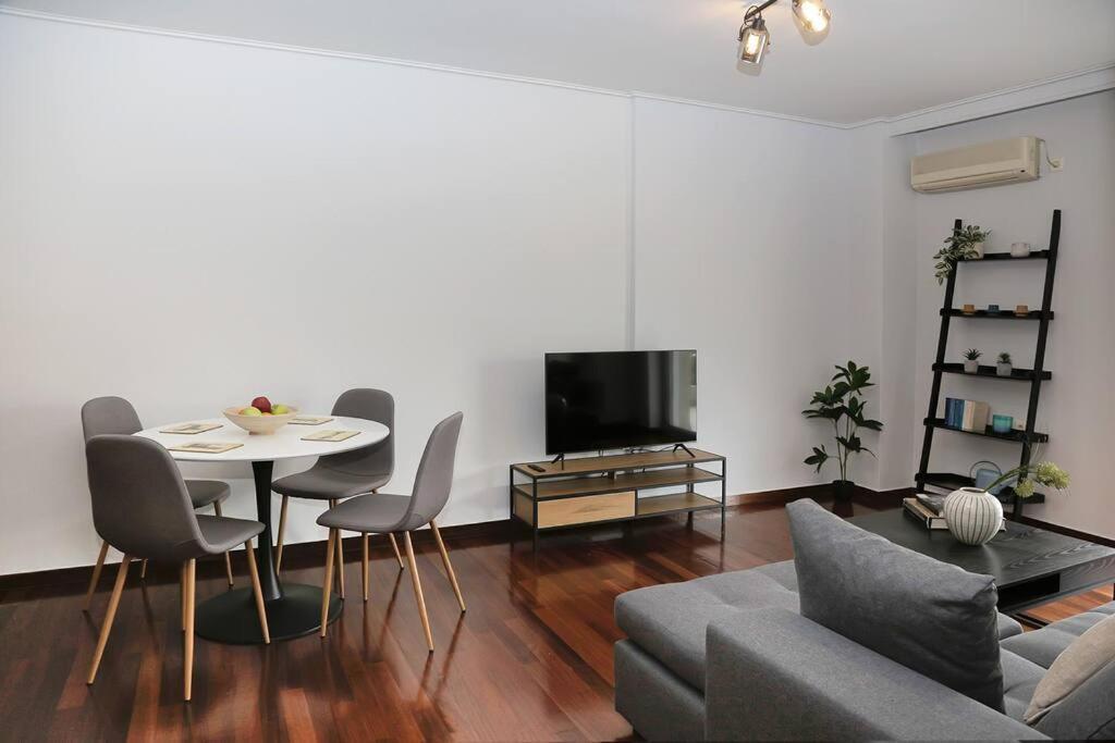 Charming Apartment Near Center Athén Kültér fotó