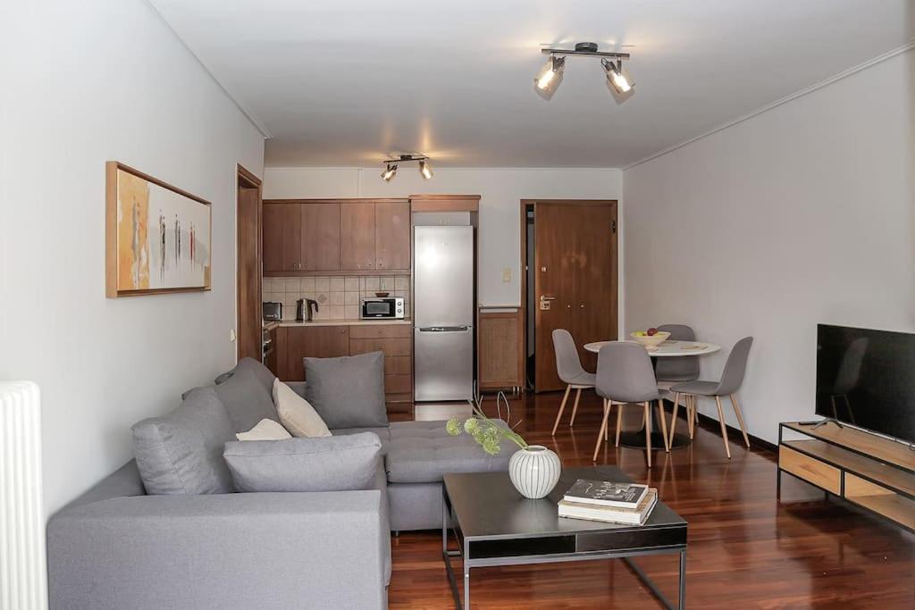 Charming Apartment Near Center Athén Kültér fotó